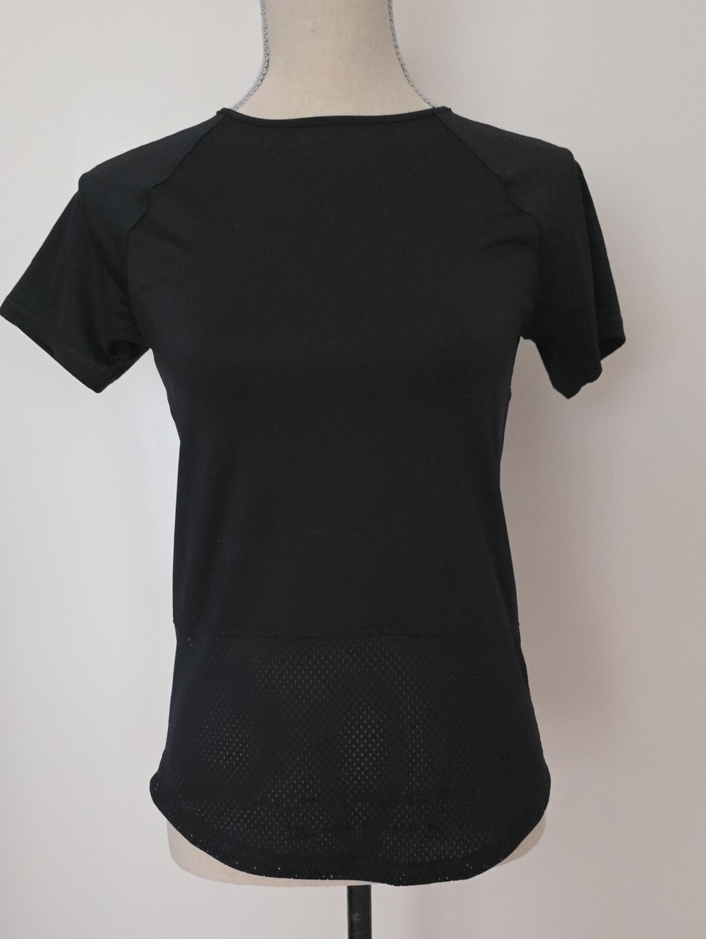 Under Armour Black Short Sleeve Athletic Tee for Women Size XS